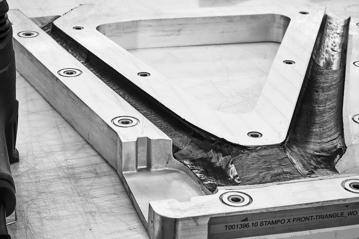 Moule aluminium de triangle avant de cadre carbone, plis de carbone en place