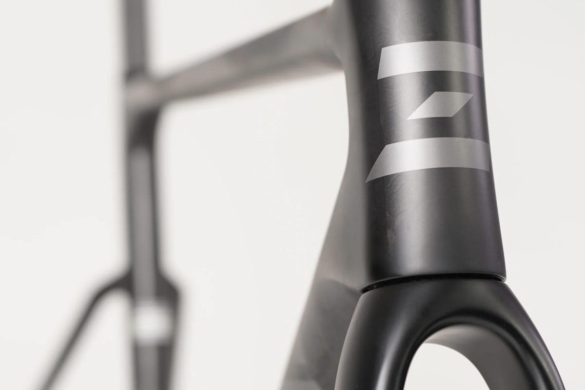 Cadre carbone Zeen Superlite, détail de la douille de direction